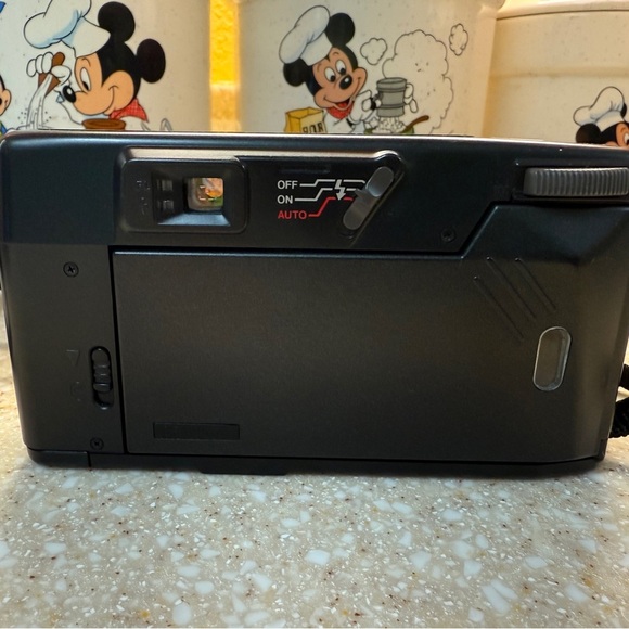 Pentax IQ Zoom 70 Black Macro 35mm Compact Point and Shoot with strap Camera - Picture 3 of 12